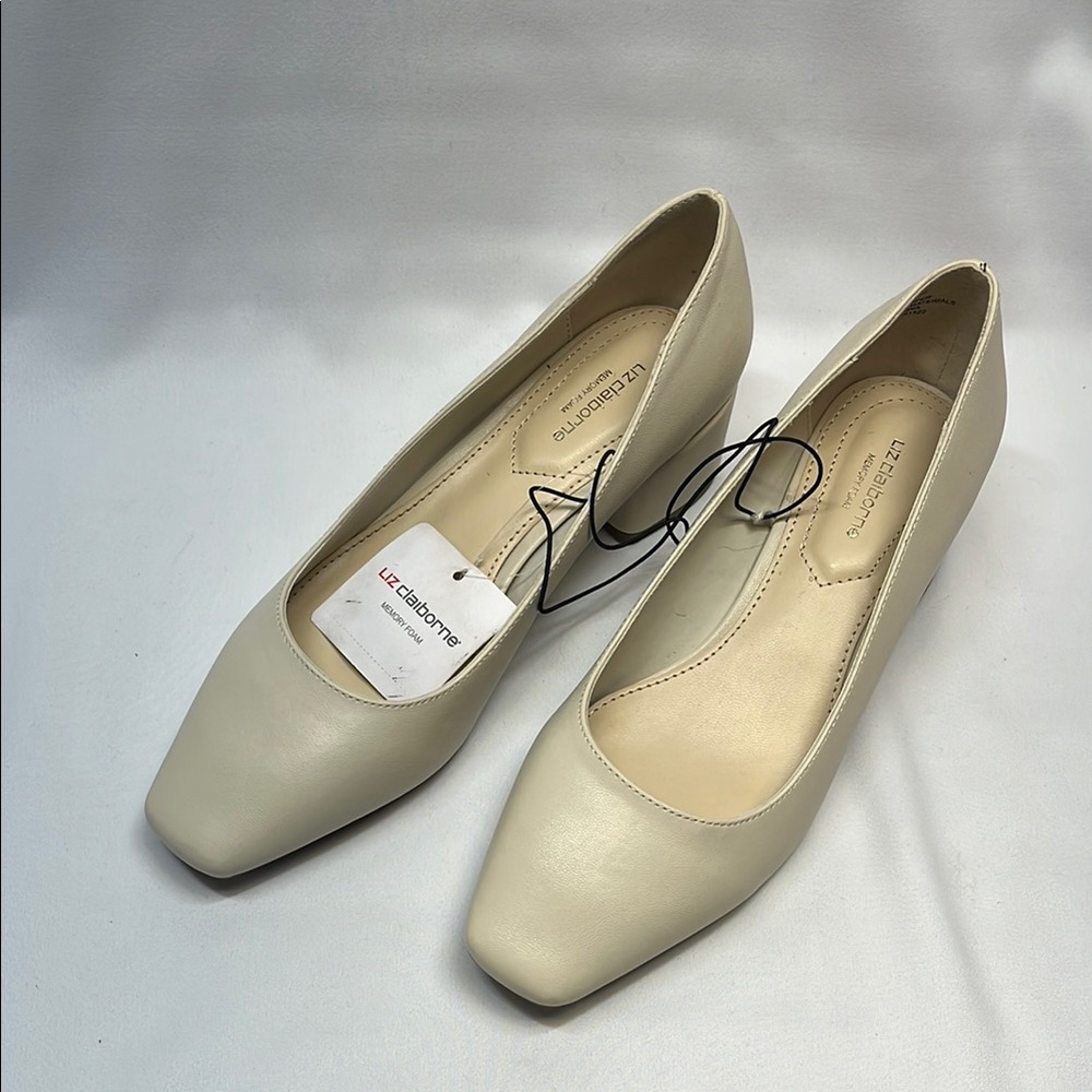 Liz Claiborne Cream Heels with Classic Elegance